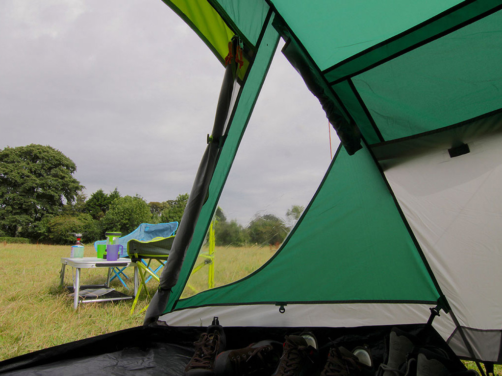 Coleman Kobuk Valley 4 Plus BlackOut koepeltent - Obelink.nl