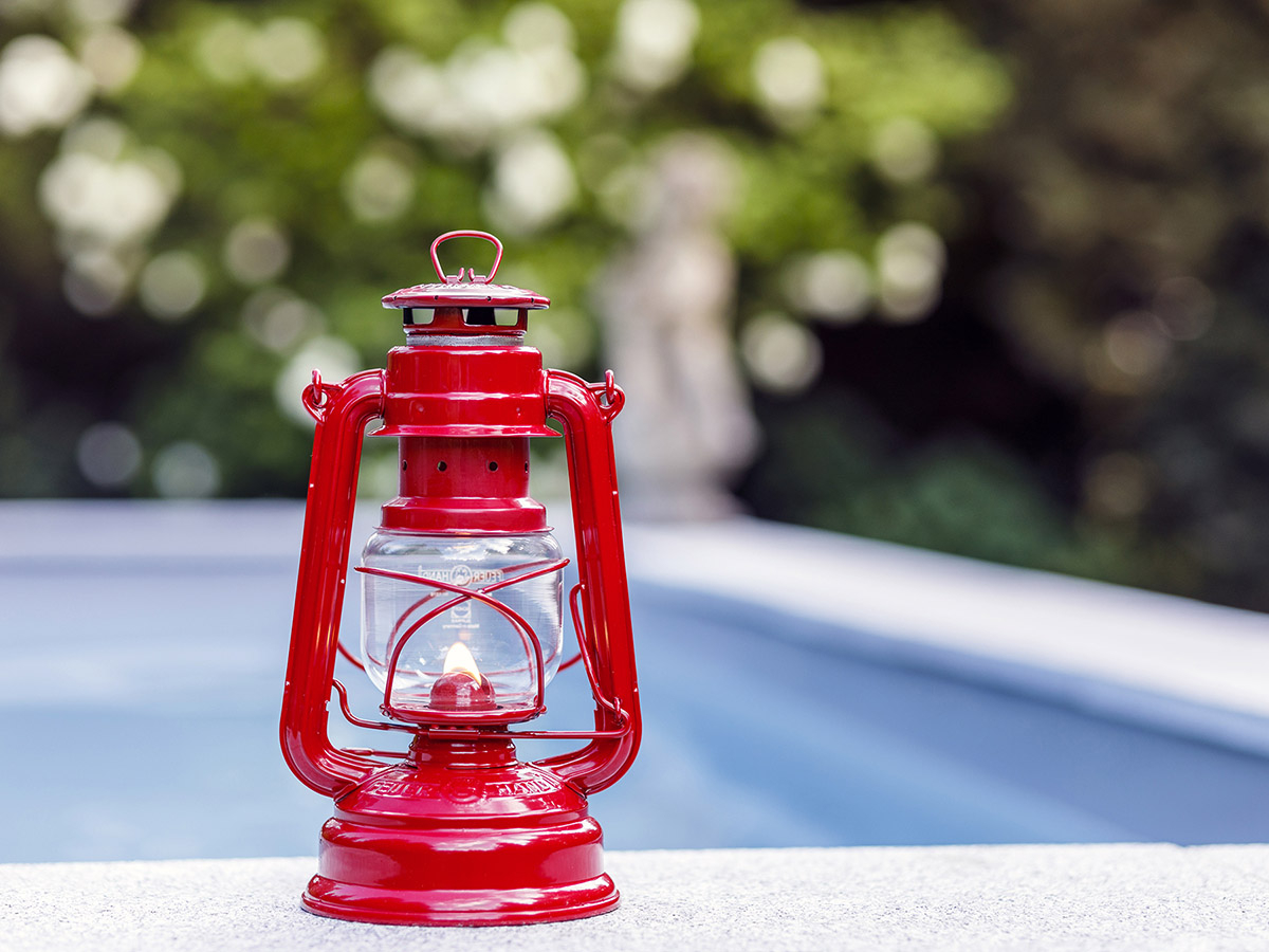 Feuerhand Baby Special 276 Ruby Red stormlamp - Obelink.nl